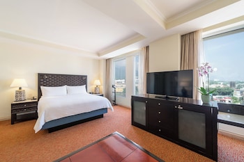 Room, 1 King Bed, Roll-in Shower (Mobility)