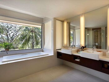 Executive Room, 1 King Bed with Sofa bed