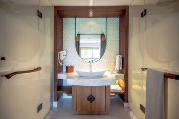 Superior Room, 1 King Bed, Balcony