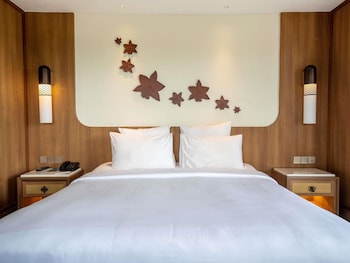 Deluxe Room, 1 King Bed, Balcony