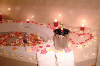 Honeymoon Suite with Kitchen