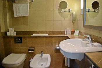 Suite, 2 Bedrooms, City View (King Bed and Twins)