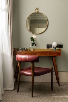 Junior Studio Suite, 1 King Bed (Lower Ground Floor)
