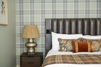 Junior Studio Suite, 1 King Bed (Lower Ground Floor)