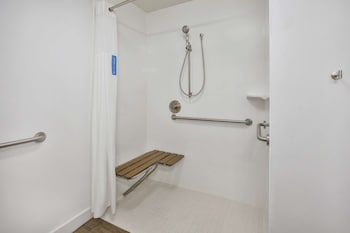 Room, 2 Queen Beds, Accessible (Roll-In Shower)