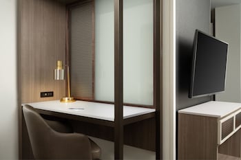 Suite, 1 King Bed with Sofa bed, Hearing Accessible (Roll-in Shower)