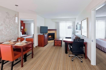 Suite, 2 Bedrooms (Mobility/Hearing Access, Roll-in Shwr)