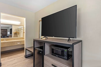 Standard Room, 2 Queen Beds, Non Smoking, Refrigerator & Microwave