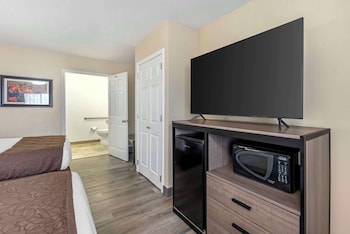 Standard Room, 2 Queen Beds, Accessible, Bathtub