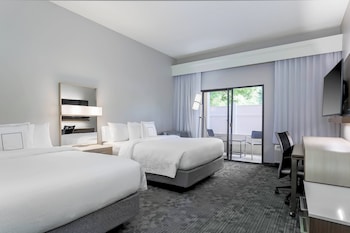 Room, 2 Queen Beds, Accessible Bathtub