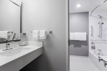 Room, 2 Queen Beds, Accessible Bathtub