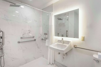 Standard Room, 1 Queen Bed, Accessible, Kitchen (Full Kitchen)