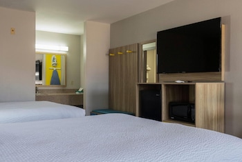 Room, 2 Queen Beds, Non Smoking