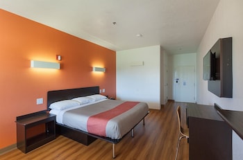 Deluxe Room, 1 King Bed, Non Smoking, Refrigerator & Microwave
