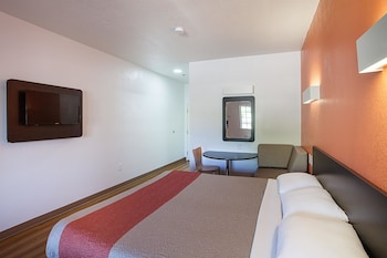 Deluxe Room, 1 King Bed, Non Smoking, Refrigerator & Microwave
