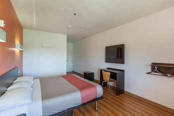 Deluxe Room, 1 King Bed, Non Smoking, Refrigerator & Microwave