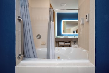 Basic Room, 1 King Bed, Jetted Tub