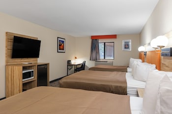 Family Room, 3 Queen Beds