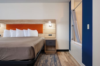Basic Room, 1 King Bed, Jetted Tub