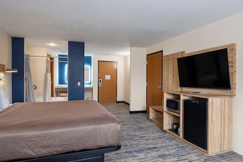 Basic Room, 1 King Bed, Jetted Tub