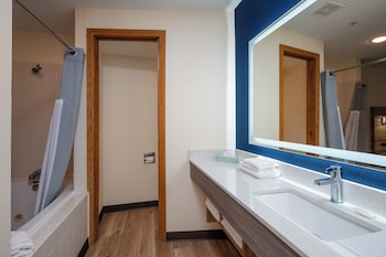 Basic Room, 1 King Bed, Jetted Tub