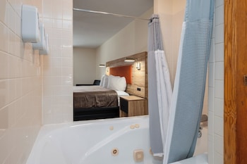 Basic Room, 1 King Bed, Jetted Tub