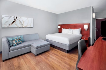 Room, 1 King Bed, Poolside (View)