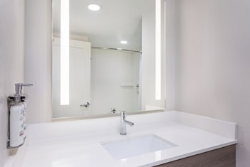 Standard Room, 1 King Bed (Communications, Mobility, Access Tub)