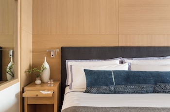 Premier Room, 1 King Bed, Balcony, Oceanfront (Fireplace)