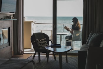 Junior Suite, 1 King Bed, Balcony, Oceanfront (Fireplace)