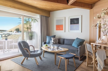 Room, 1 King Bed, Balcony, Harbor View (Fireplace)