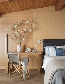 Room, 1 King Bed, Balcony, Harbor View (Fireplace)