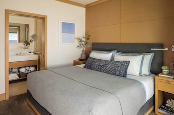 Junior Suite, 1 King Bed, Balcony, Oceanfront (Fireplace)