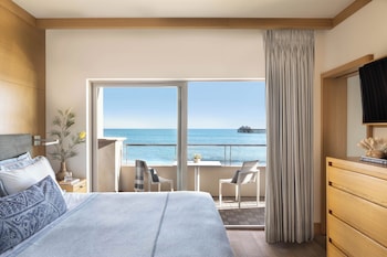 Junior Suite, 1 King Bed, Balcony, Oceanfront (Fireplace)