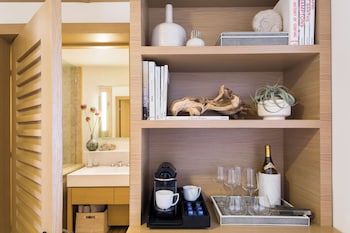 Premier Room, 1 King Bed, Balcony, Oceanfront (Fireplace)
