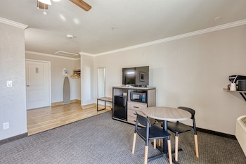 Standard Room, 1 King Bed, Partial Ocean View