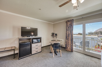 Standard Room, 1 King Bed, Partial Ocean View