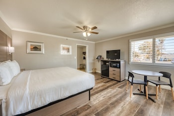 Standard Room, 1 King Bed