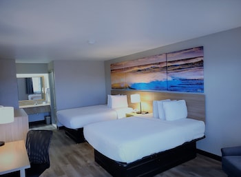 Room, 2 Queen Beds, Smoking