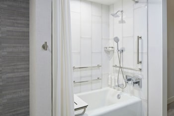 Suite, 2 Queen Beds (Mobility/Hearing Accessible, Tub)