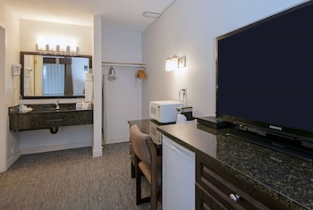 Room, 1 Queen Bed, Non Smoking, Refrigerator & Microwave