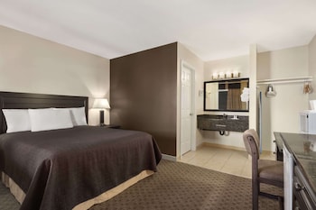 Room, 1 Queen Bed, Non Smoking, Refrigerator & Microwave