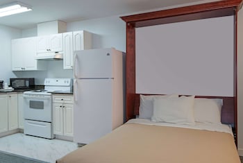 Suite, 1 Queen Bed with Sofa bed, Non Smoking, Kitchenette