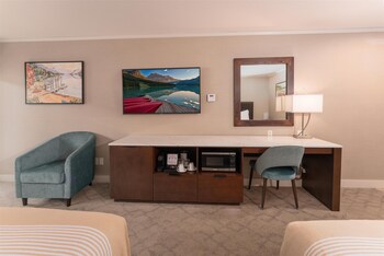 Standard Room, 2 Queen Beds, Non Smoking, Lake View