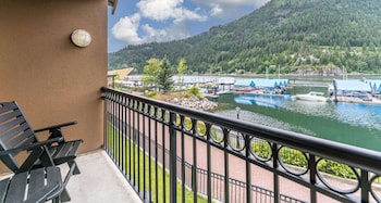 Standard Room, 1 King Bed, Non Smoking, Lake View (with Sofabed)