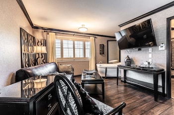 Suite, 1 King Bed, Non Smoking, Balcony