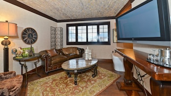 Suite, 1 King Bed, Non Smoking, Patio