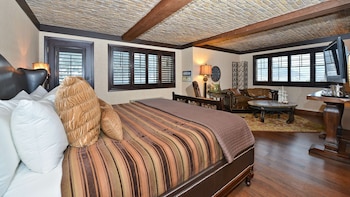 Suite, 1 King Bed, Non Smoking, Patio
