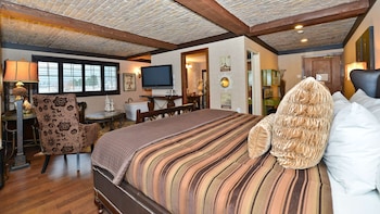 Suite, 1 King Bed, Non Smoking, Patio