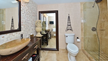 Suite, 1 King Bed, Non Smoking, Patio